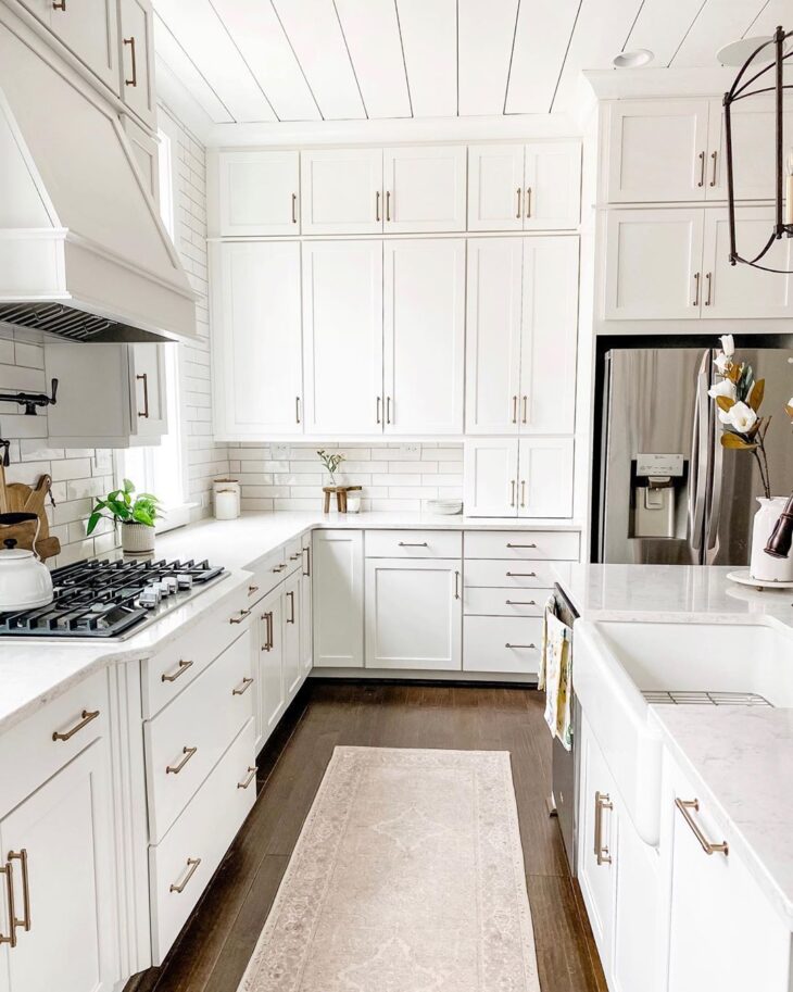 Armário Provençal com Detalhes em Renda: Romantismo em Cada Detalhe - inspiração