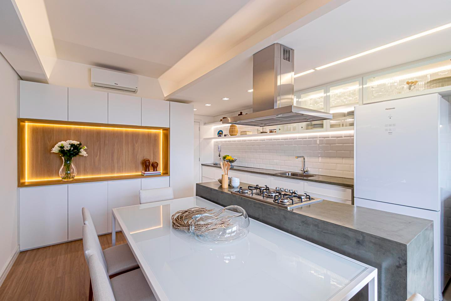 Bancada e Ilha Integradas: Funcionalidade e Convivência em um Só Lugar - inspiração