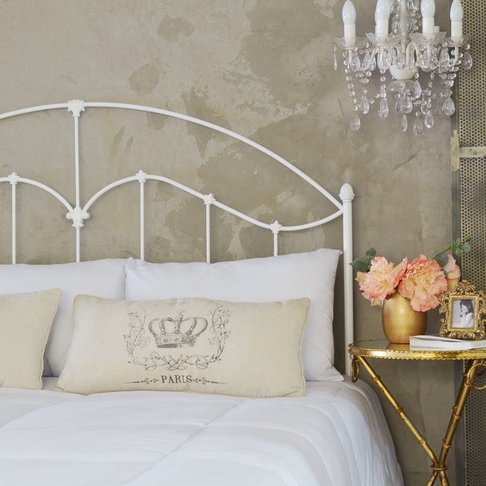 Cabeceira de Ferro com Detalhes em Rosetas: Um Toque Romântico - inspiração