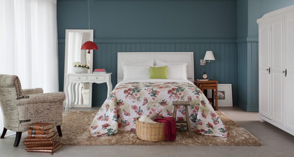 Quarto Pequeno Aconchegante com Decoração Floral - inspiração