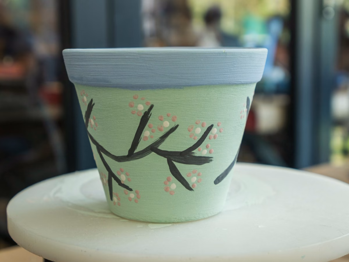 Em Vasos de Barro Pintados à Mão: Toque Artístico e Personalizado - inspiração