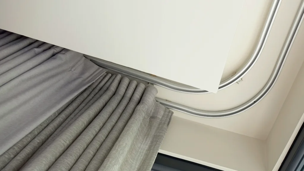 Cortineiro Curvo para Janelas Panorâmicas: Integração e Amplitude - detalhe