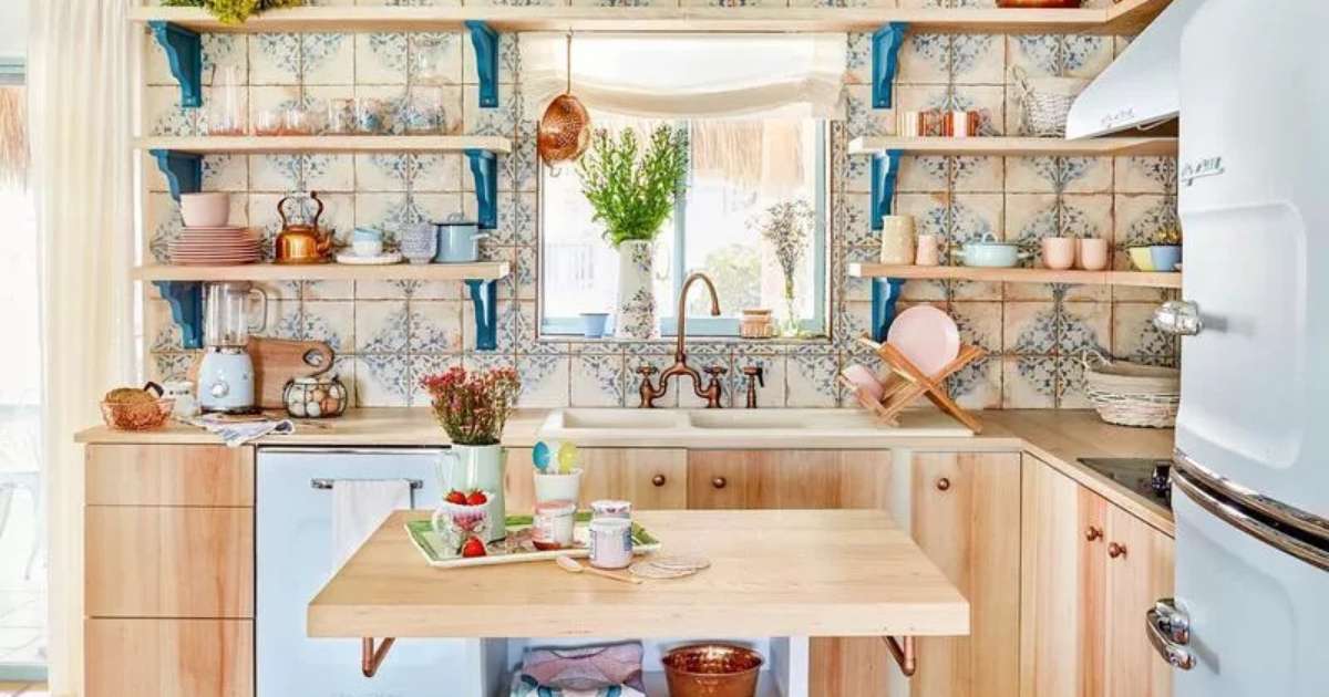 Com Ilha em Madeira Rústica e Mesa de Demolição: Charme Campestre - inspiração