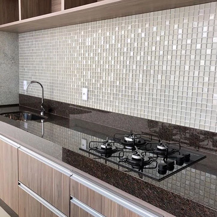 Elegância Atemporal: Cozinha Clean com Pastilhas Brancas - inspiração