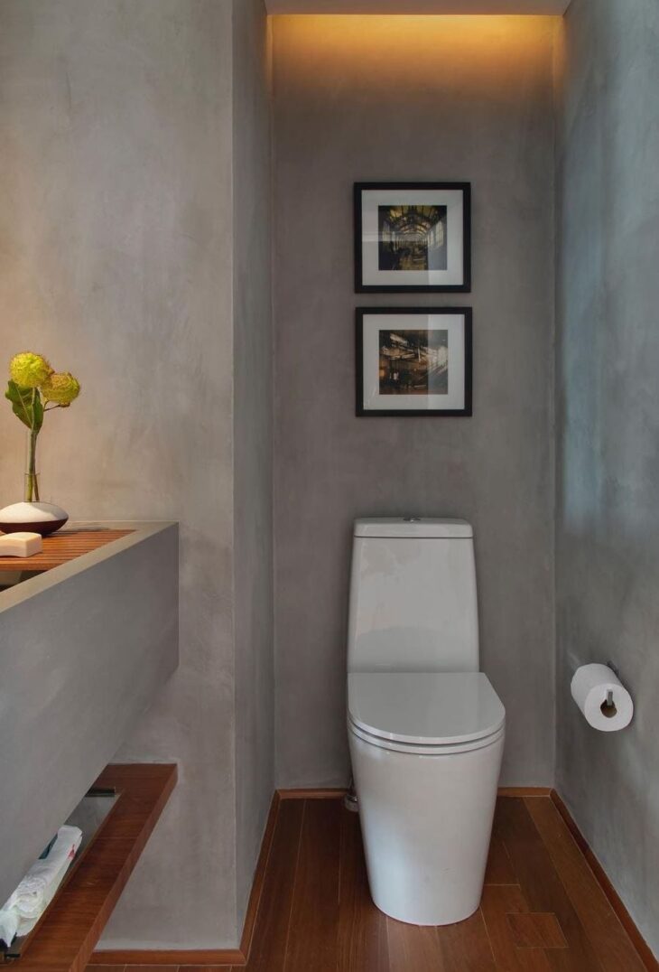 Banheiro Mini com Toque Industrial: Cimento Queimado e Detalhes em Cobre - inspiração