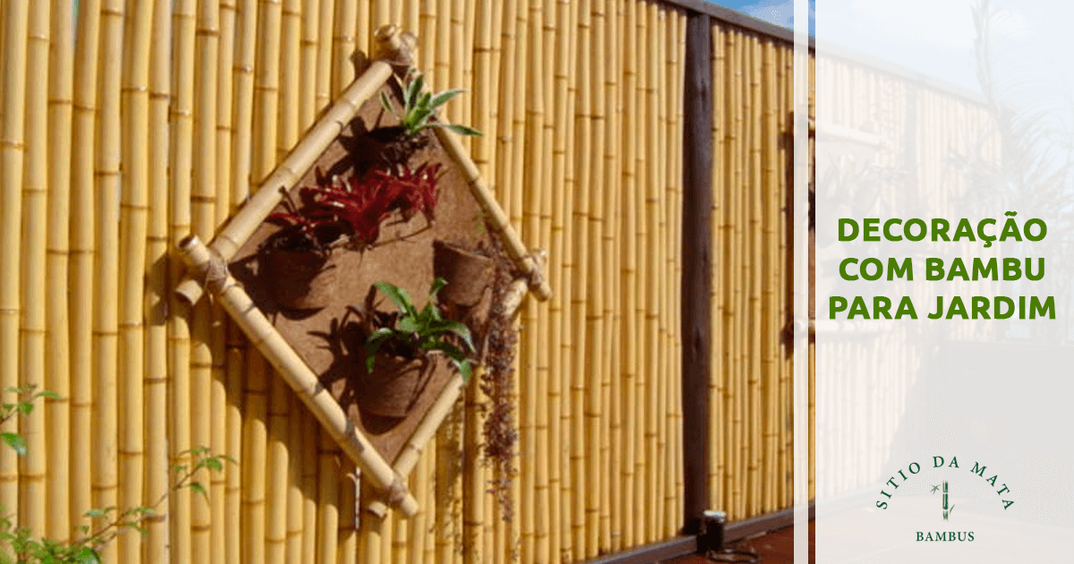 Toque Tropical: Painéis de Bambu e Plantas Exuberantes na Varanda - ideia