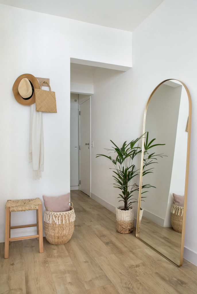 Espelho Encostado no Chão: Despojado e Elegante - inspiração