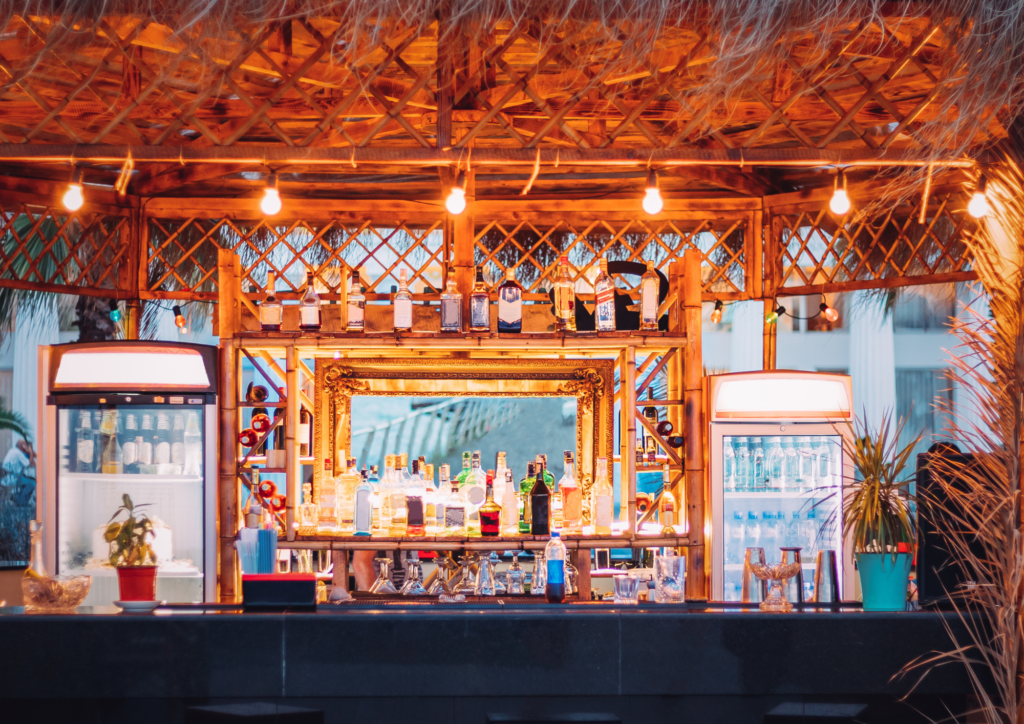 Bar Tropical Vibrante: Cores e Elementos Naturais - detalhe