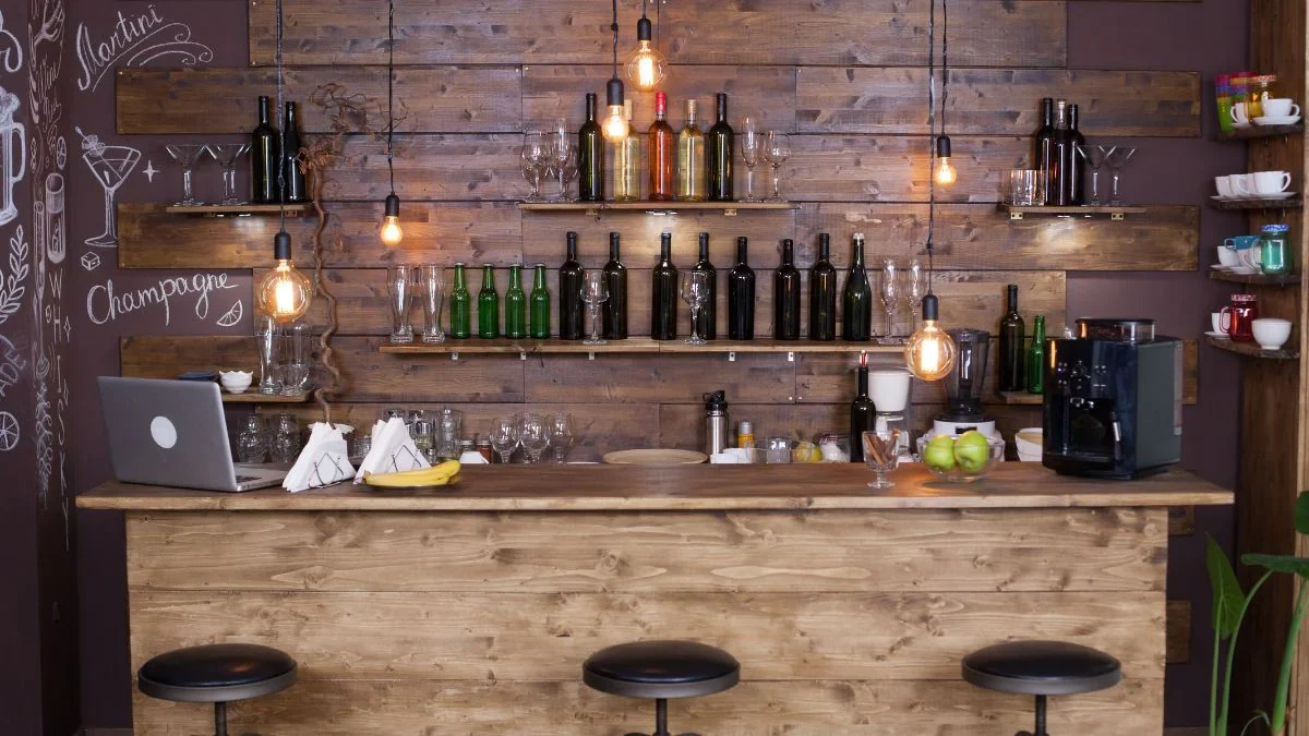 Elegância e Sofisticação: Bar com Acabamento em Espelho - inspiração