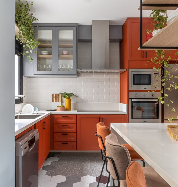 Cozinha Vibrante com Armários Bicolores: Uma Explosão de Alegria! - inspiração