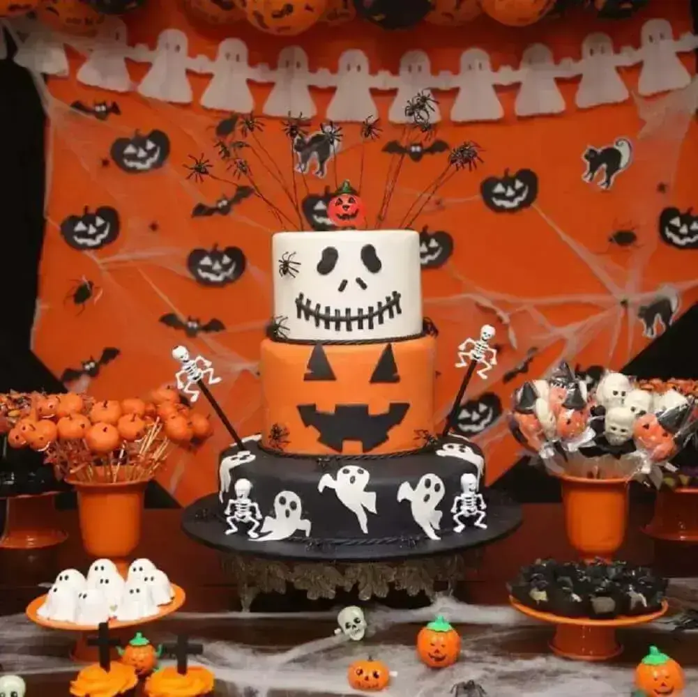 Com Decoração de Halloween Divertida e Colorida - detalhe