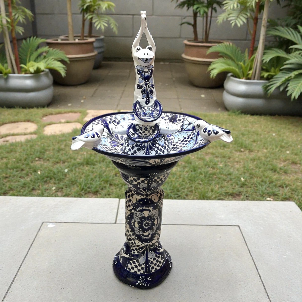 Fonte de Cerâmica Azul Cobalto em Deck de Madeira com Guarda-Sol - ideia