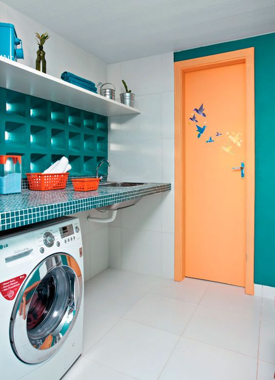 Lavanderia Vibrante com Azulejos Coloridos: Alegria em Cada Lavada! - inspiração