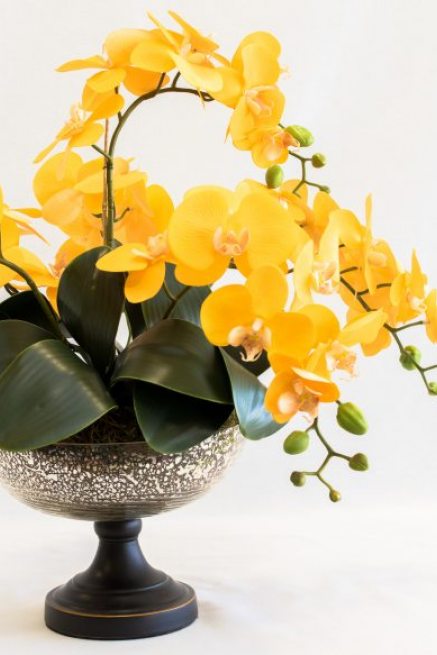 Mesa de Centro com Arranjos Florais Vibrantes - inspiração