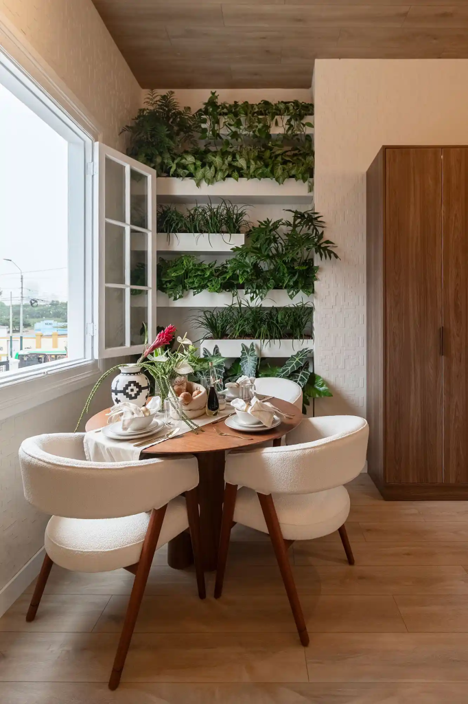 Sala 2x2 e a Magia das Plantas: Um Jardim Vertical Compacto - ideia