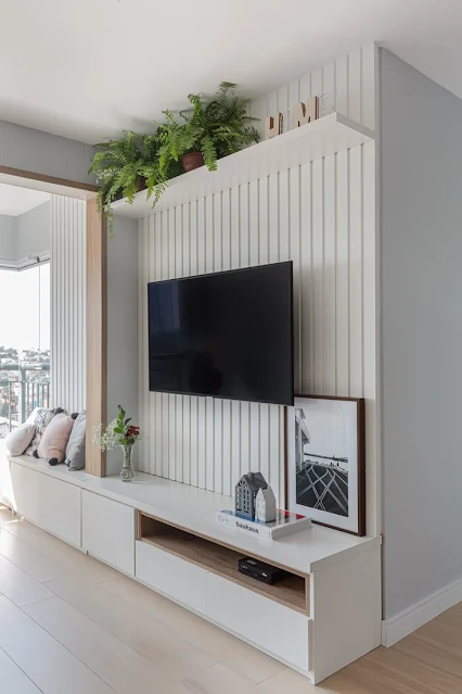 Sala 2x2 com Painel Ripado: Elegância e Modernidade em Espaços Compactos - detalhe