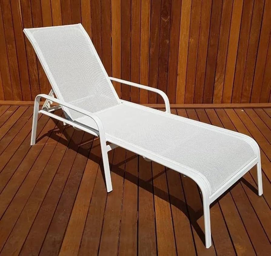 Alumínio minimalista: leveza e modernidade à beira da piscina - inspiração