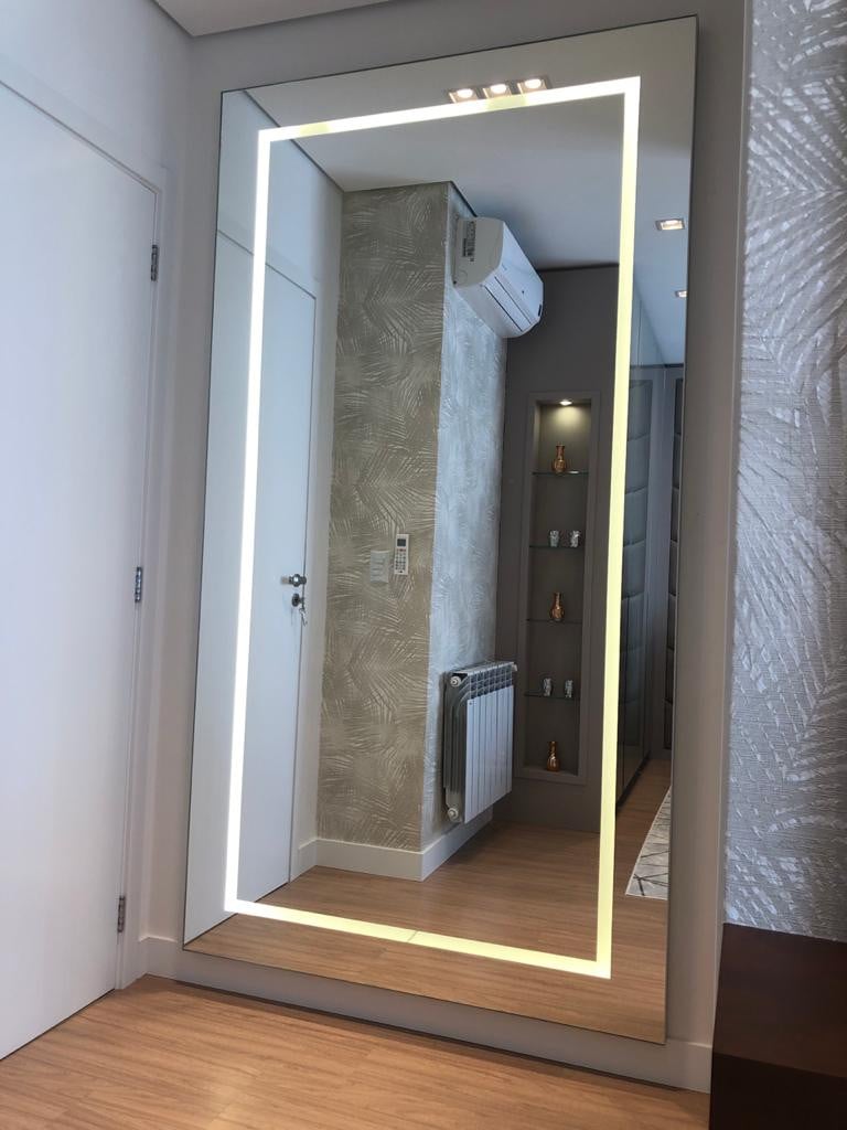 Efeito Camarim: Espelhos com Luzes Embutidas para um Toque Glamouroso - inspiração