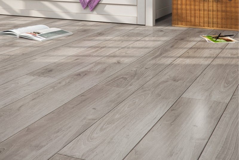 Piso Flutuante e Rodapés Coloridos: Destaque Moderno - inspiração