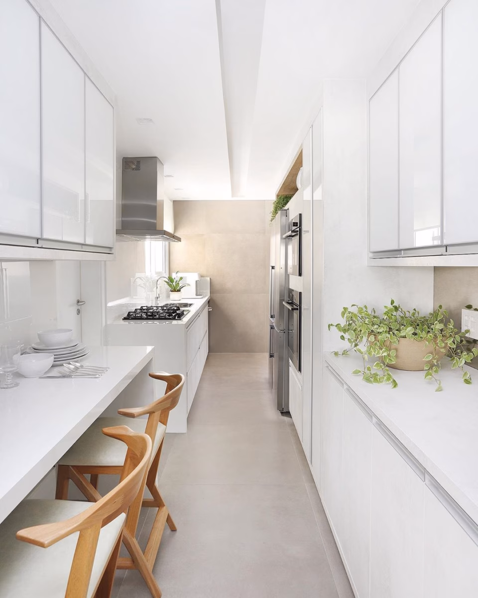 Cozinha Corredor Otimizada: Funcionalidade em Espaços Estreitos - detalhe