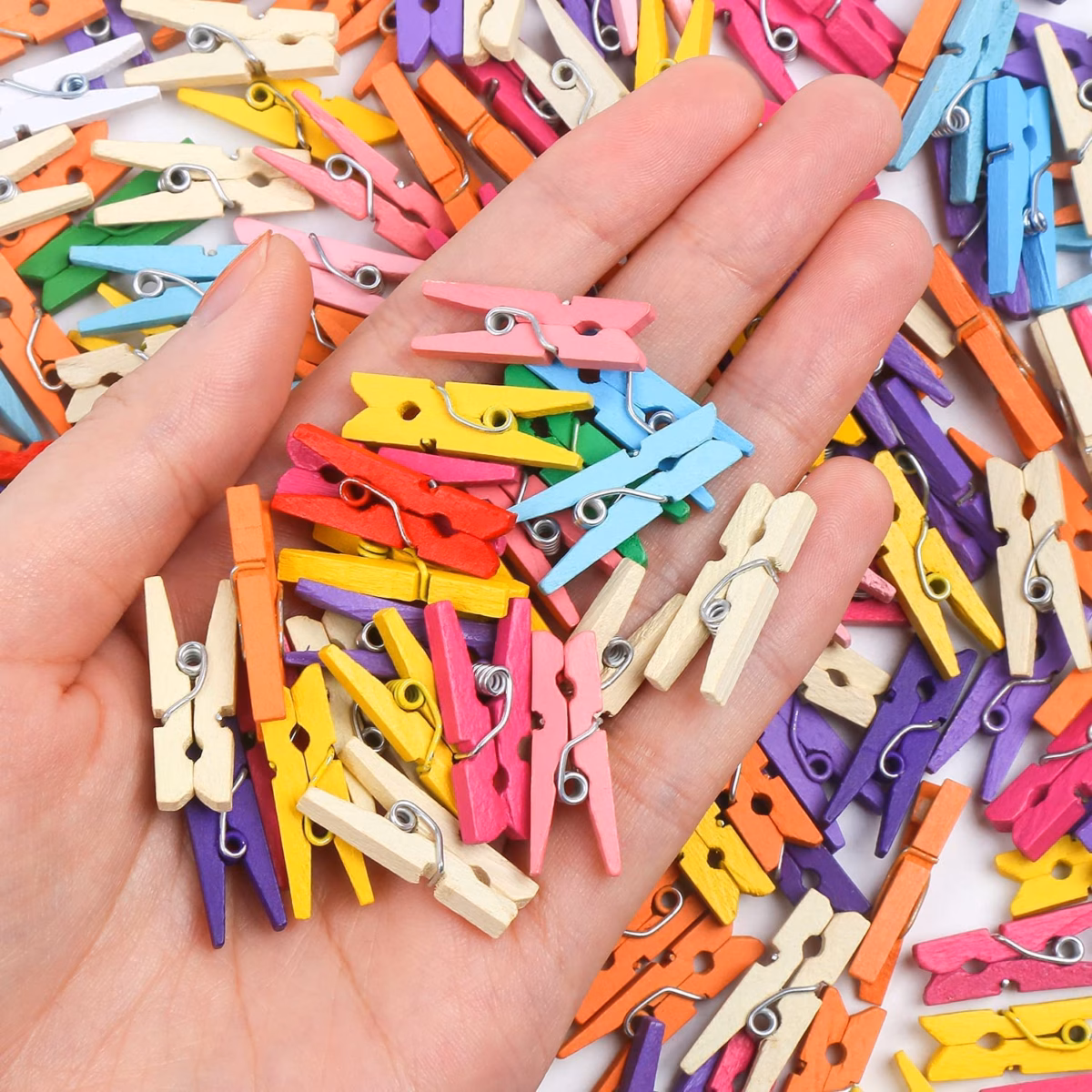 Prendedores de Silicone Coloridos Criando um Mural de Fotos Vibrante - inspiração