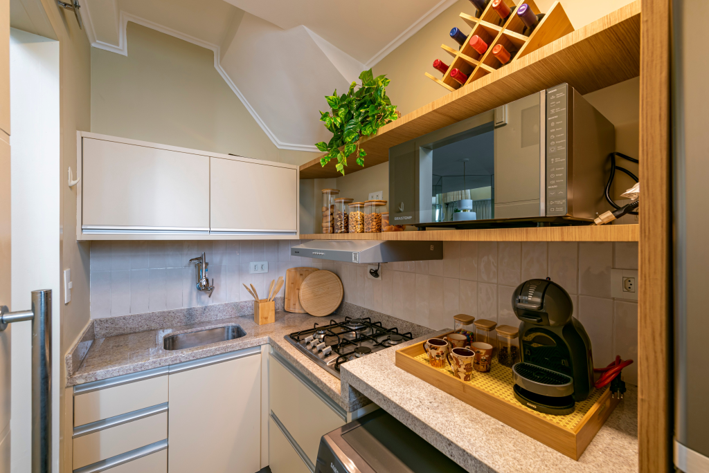Cozinha Pequena com Prateleiras Aéreas: Mais Espaço, Mais Estilo! - inspiração