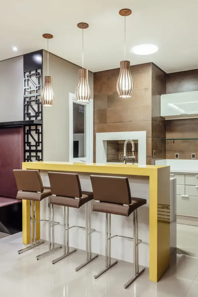 Integração Total: Cozinha Americana com Balcão Iluminado - detalhe