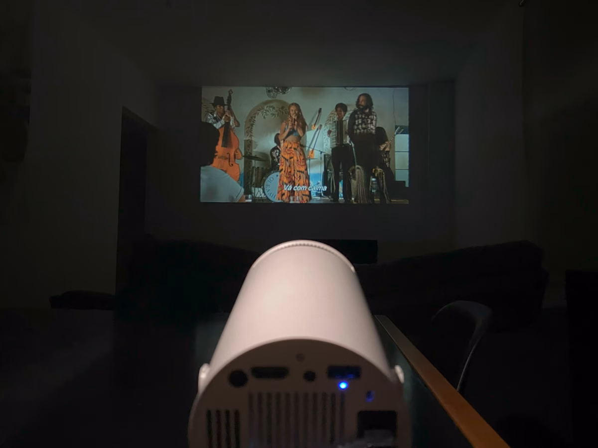 Projeção Direto na Parede Texturizada: O Rústico e o Moderno em Harmonia - inspiração