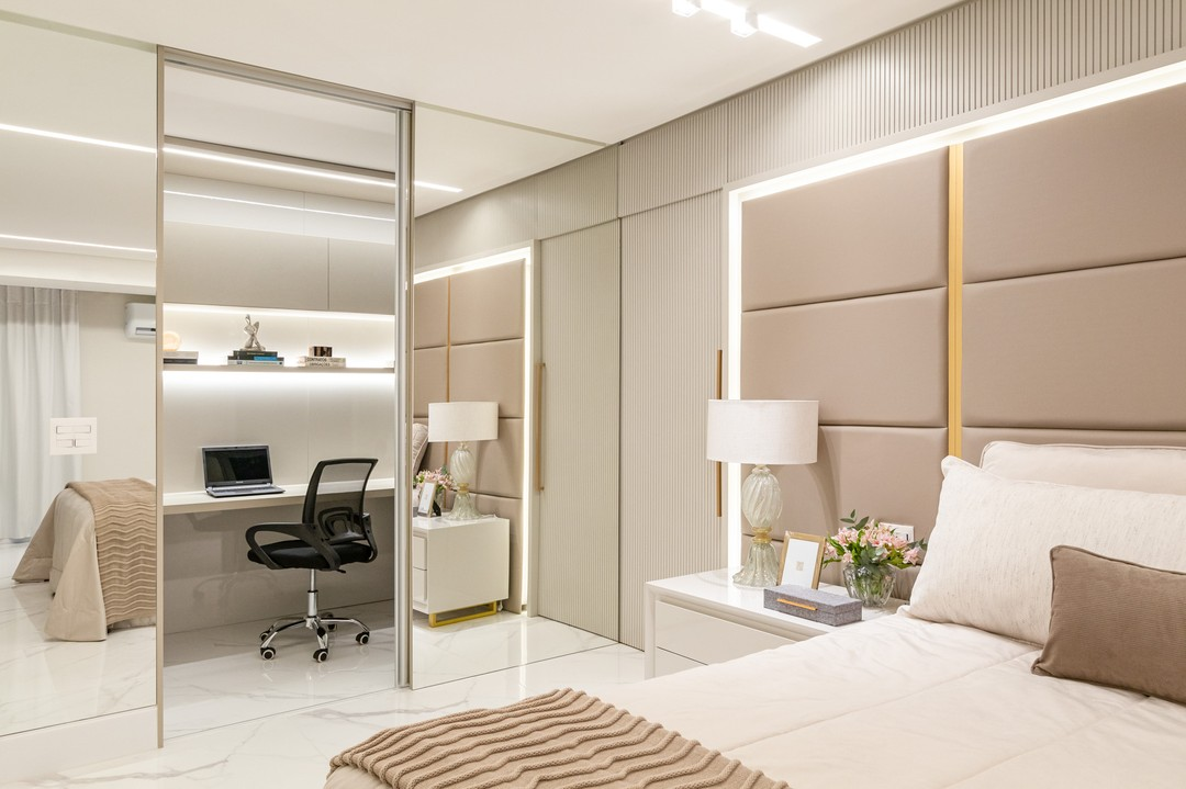 Quarto de Casal com Escritório Escondido no Armário: Solução Inteligente para Espaços Compactos - inspiração