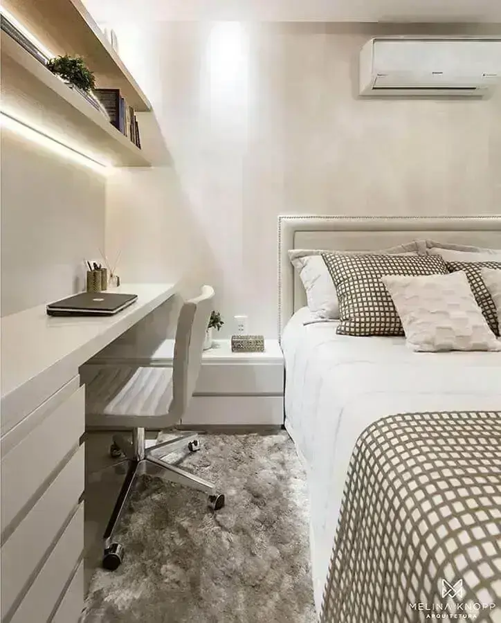 Quarto de Casal com Escritório Minimalista: Cores Neutras e Design Funcional - detalhe