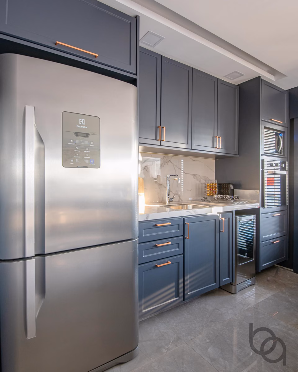 Modernidade e Elegância: Cozinha Planejada com Ilha e Acabamento em Laca - inspiração