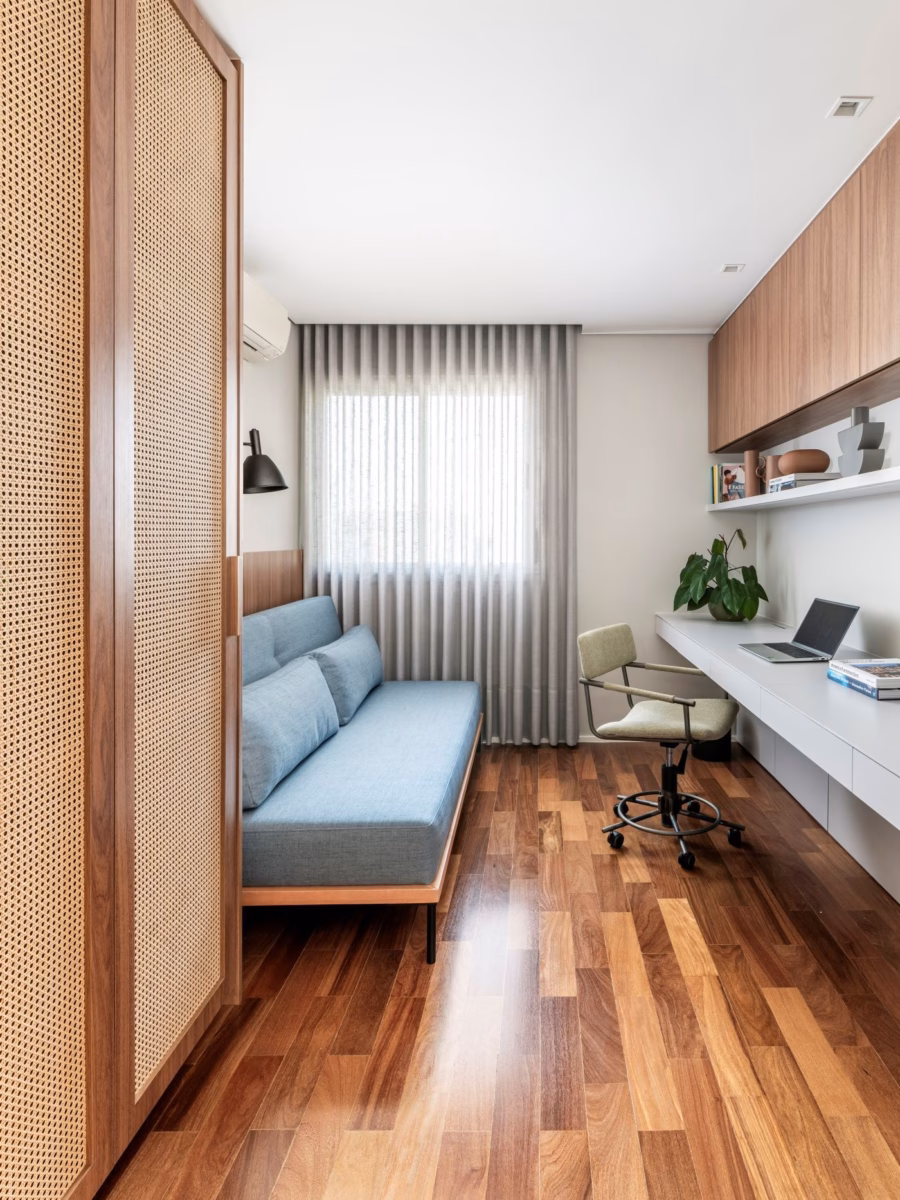 Aconchego Rústico: Sofá-Cama em Sala com Detalhes em Madeira - ideia