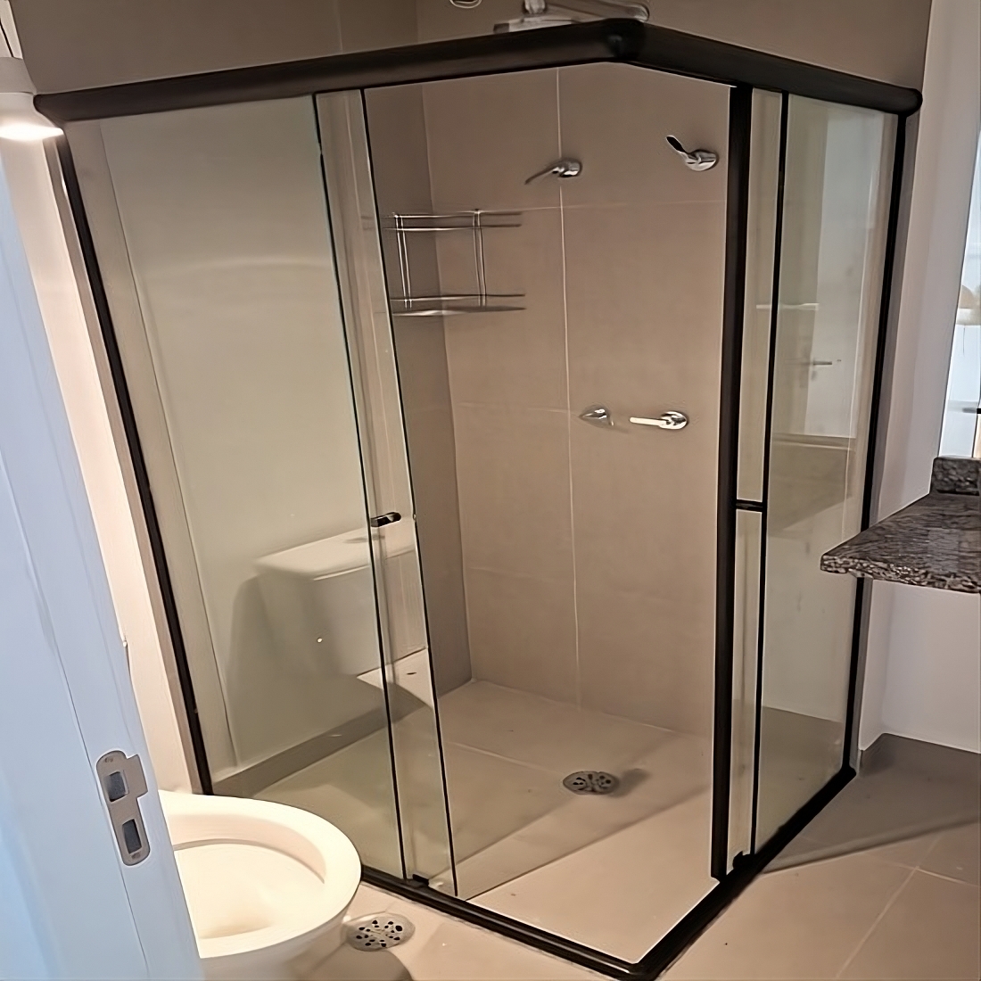 Box Elegance: Vidro Fumê para um Toque Sofisticado - inspiração