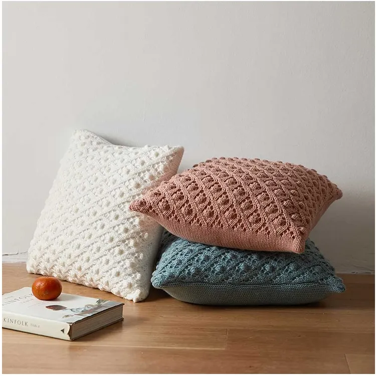 Travesseiros com Capas de Crochê: Conforto e Estilo Artesanal - detalhe