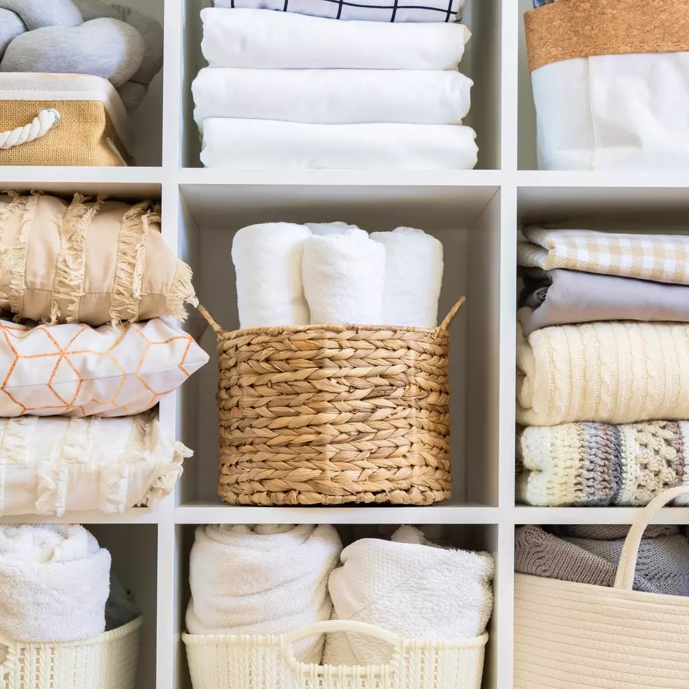 Armazenamento com Textura: Cestos de Palha para Um Toque Aconchegante - inspiração