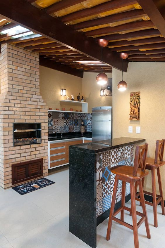 Varanda Gourmet com Churrasqueira e Toques Rústicos na Madeira - inspiração