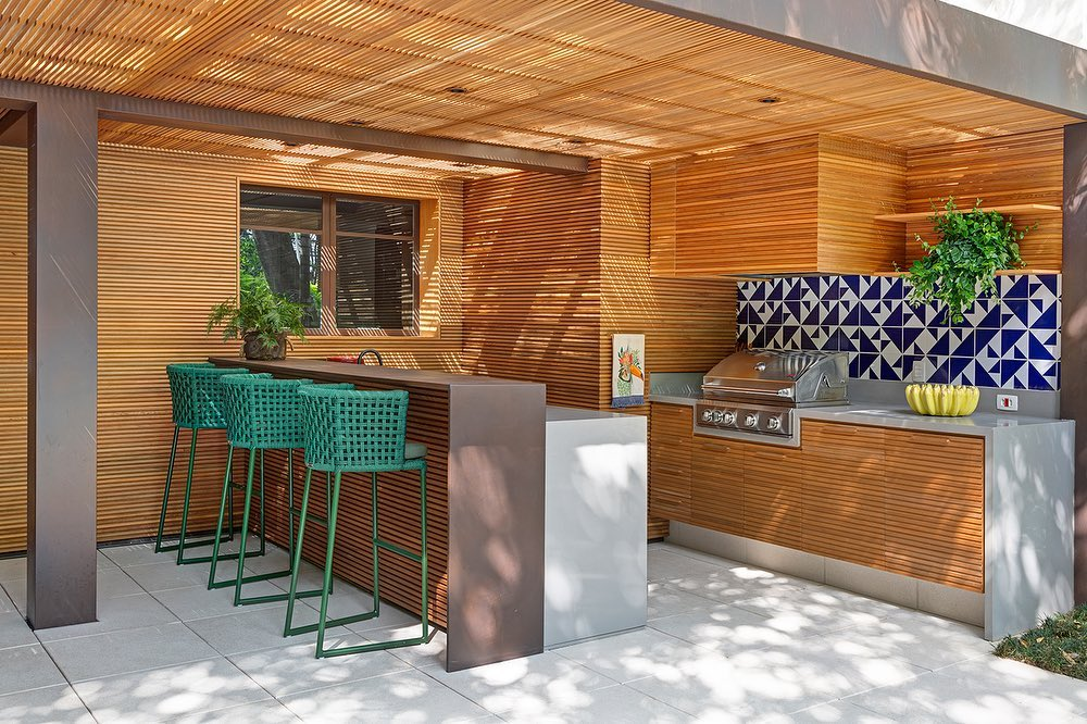 Varanda Gourmet com Churrasqueira e Toques Rústicos na Madeira - detalhe