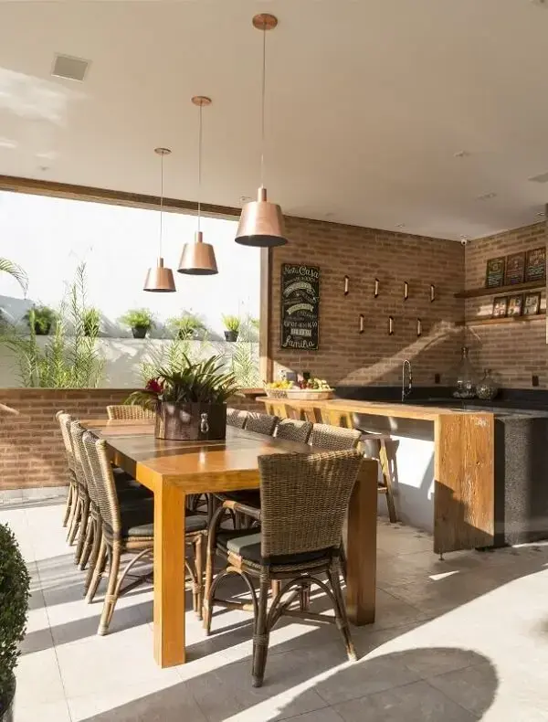 Varanda Gourmet com Churrasqueira e Toques Rústicos na Madeira - ideia